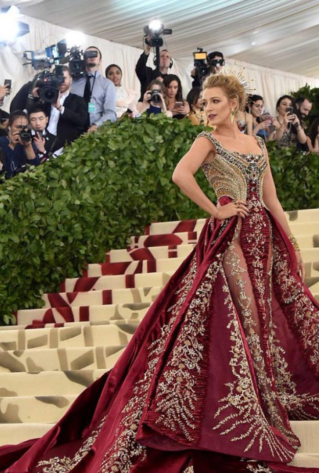 بلايك لايفلي بإطلالة من Atelier Versace