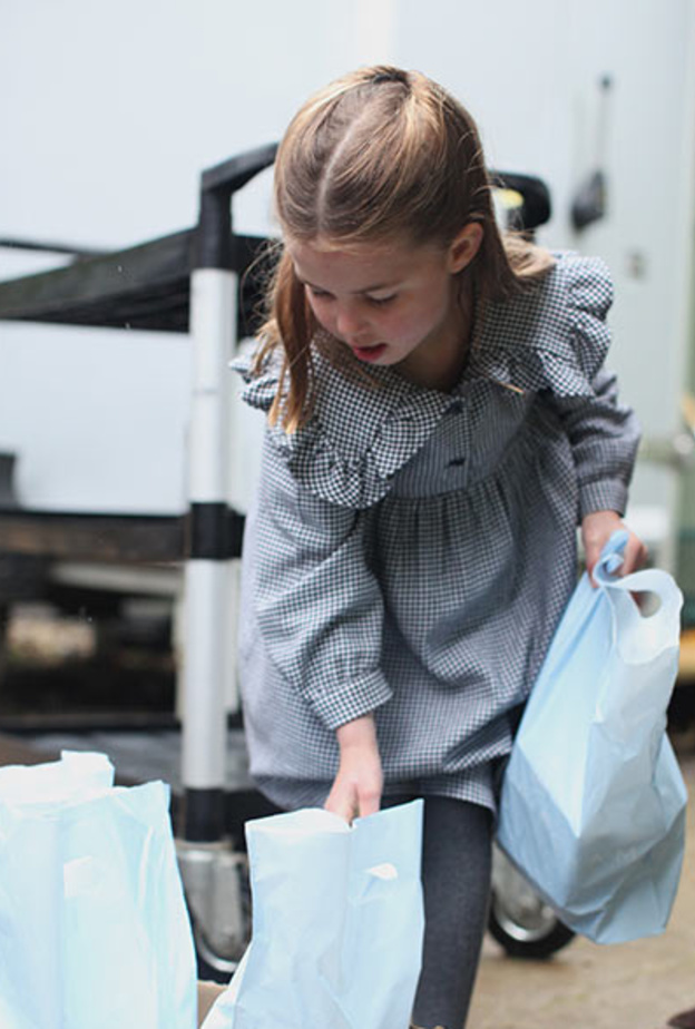  تظهر الصور شارلوت وهي تساعد في توضيب وتسليم رزمات من الطعام لأشخاص كبار في السن