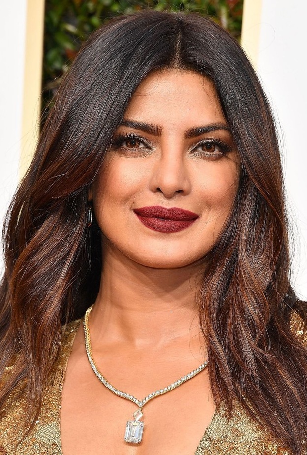 احدث درجات احمر شفاه مات ومخملي بأسلوب بريانكا شوبرا