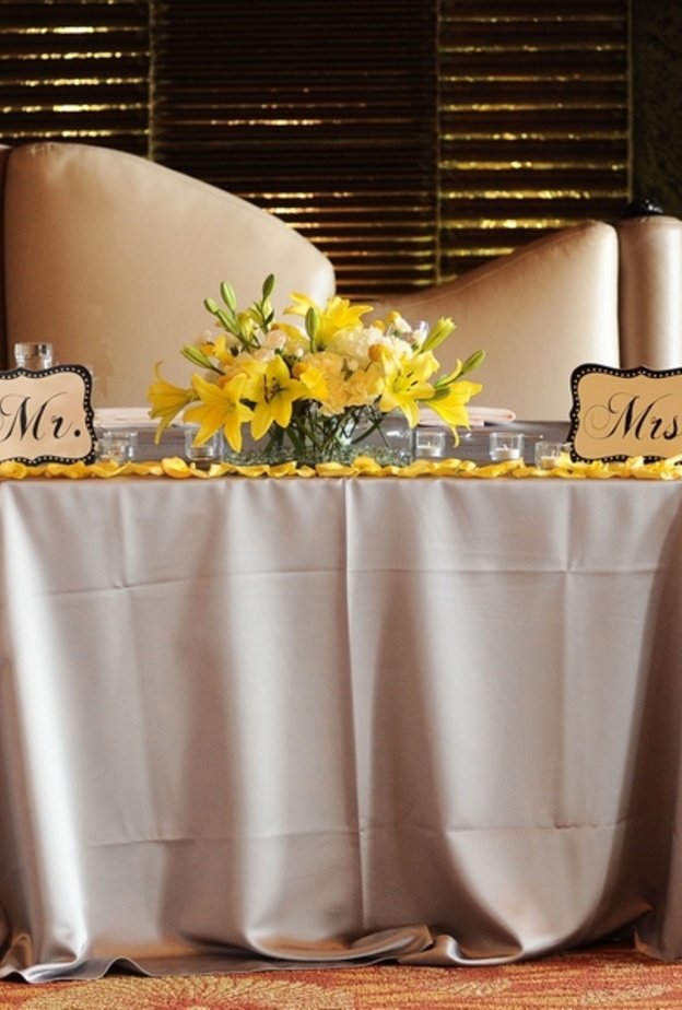  شراشف الدانتيل أو الشيفون أو الساتان من الأفكار المميزة لتزيين طاولة عقد القران