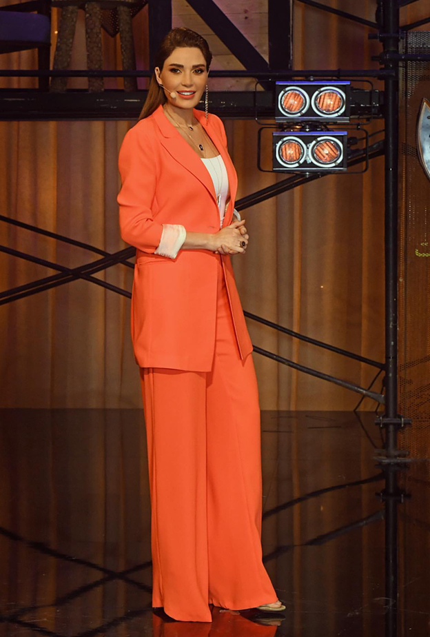  سحرتنا سيرين عبدالنور بموضة البدلة الرسمية التي اختارتها باللون المرجاني