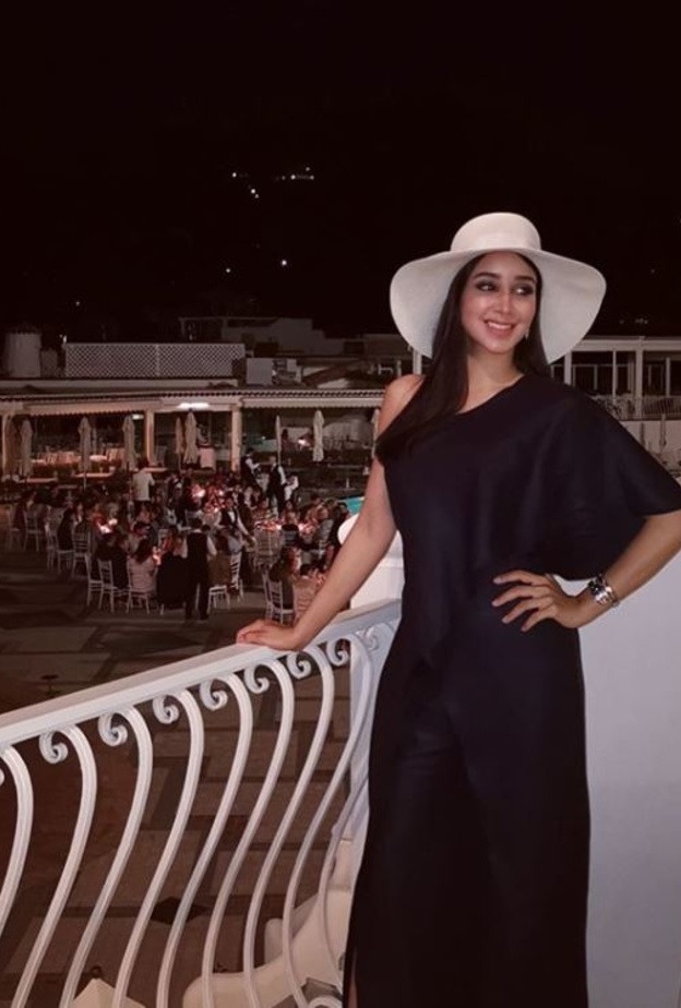  تألقت أسيل في أحدث صورة على إنستقرام بفستان أسود طويل بقصة الكتف الواحد