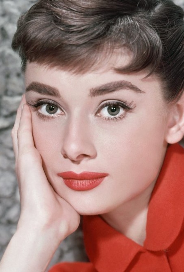 أروع إطلالات أودري هيبرن الجمالية