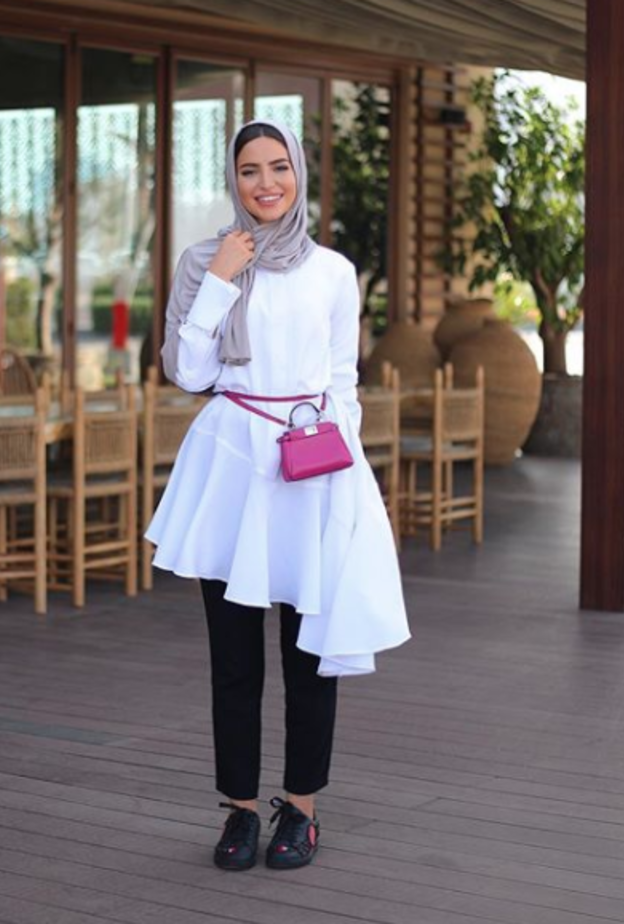  نسقت فاطمة حسام اطلالة شبابية في البلوز الطويل