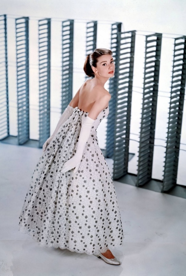 أودري هيبورن في فستان باللونين الفضي والأبيض نسقته مع حذاء باليرينا وقفازات وصلت حد الكوع