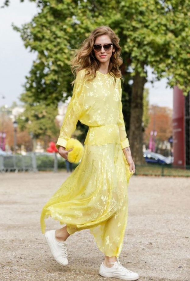 أسلوب ربيعي جذاب بالفستان باللون الأصفر بالقصة الأنثوية مع الحذاء الكاجوال الأبيض بأسلوب شبابي
