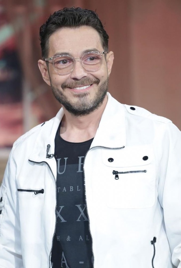 احمد زاهر يحرك اذنيه