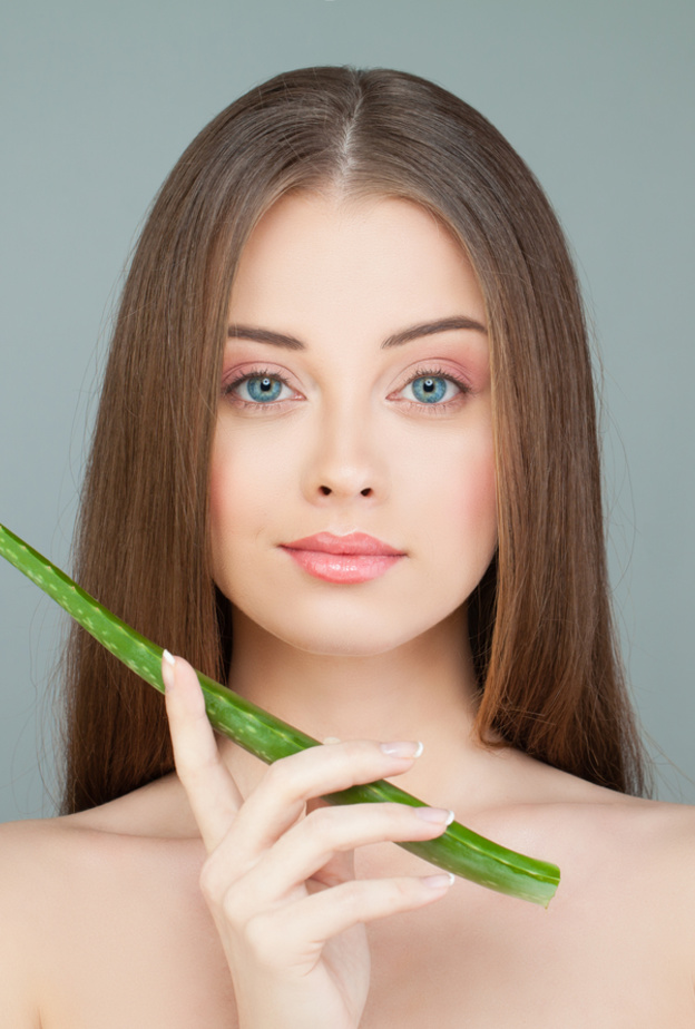 ضعي الألوفيرا على وجهك لتفتيح البقع الداكنة