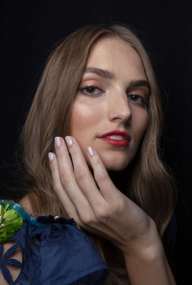  الوان مناكير بتدرجات الباستيل لتطبيقها خلال الحجر المنزلي من Badgley Mischka