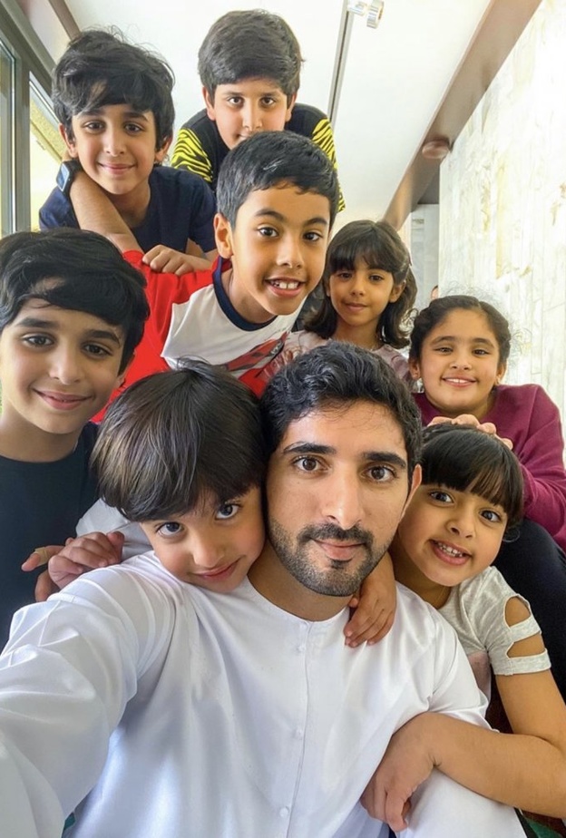 صورة لطيفة للشيخ حمدان بن محمد بن راشد برفقة أطفال العائلة