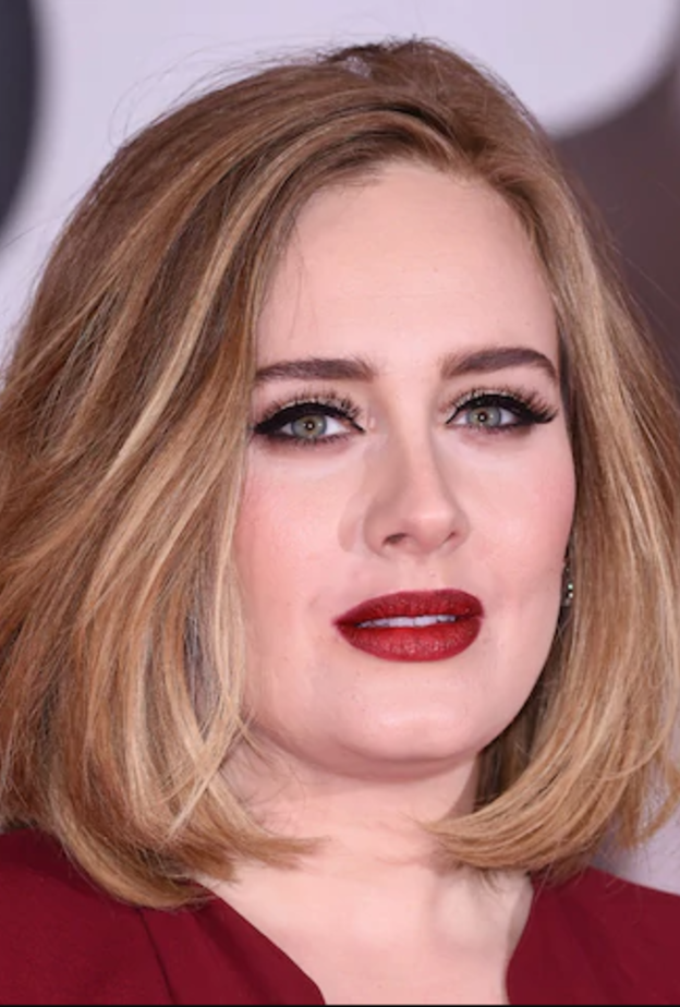  تعشق أديل أحمر الشفاه باللون الأحمر الأصيل