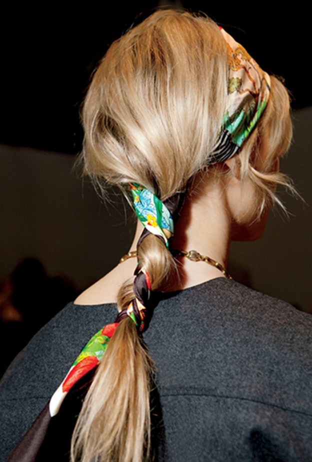 اعتمدي تسريحة ذيل الحصان مع وشاح الشعر لطلة مميزة خلال الحجر المنزلي