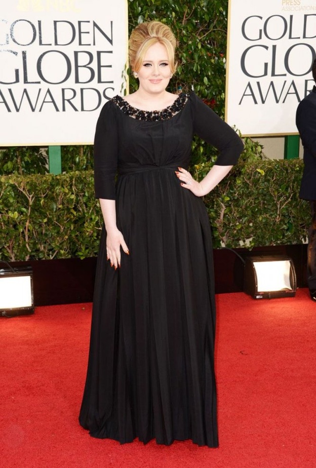 تميل اديل الى اختيار الفساتين باللون الأسود