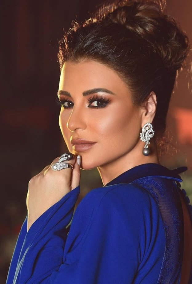  طبقي مكياج العيون الصغيرة مع ظلال السموكي البرونزية بأسلوب ماغي بو غصن