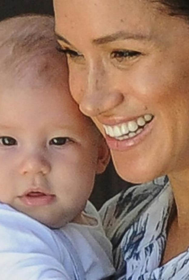 كيف يبدو " آرتشي" ابن الأمير هاري وميغان ماركل في عيد ميلاده الأول؟