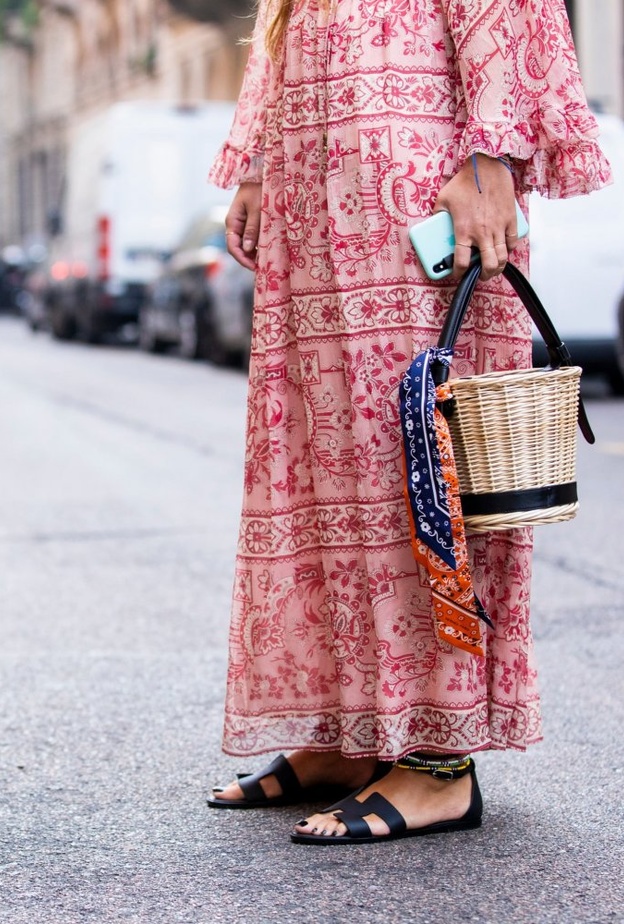  اعتمدي صندل مريح من دون كعب باللون الأسود