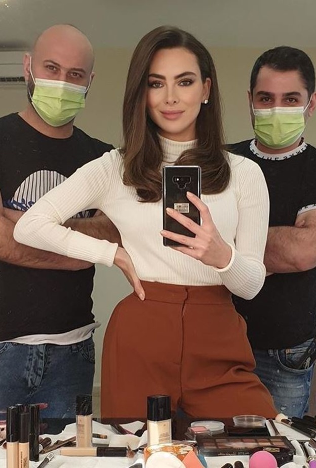  نسّقت السروال مع الكنزة الصوفية بالياقة العالية