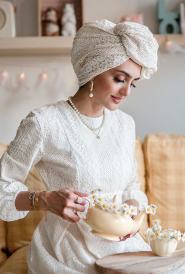 التوربان الأبيض باطلالة جذابة وأنثوية بأسلوب غادة عثمان