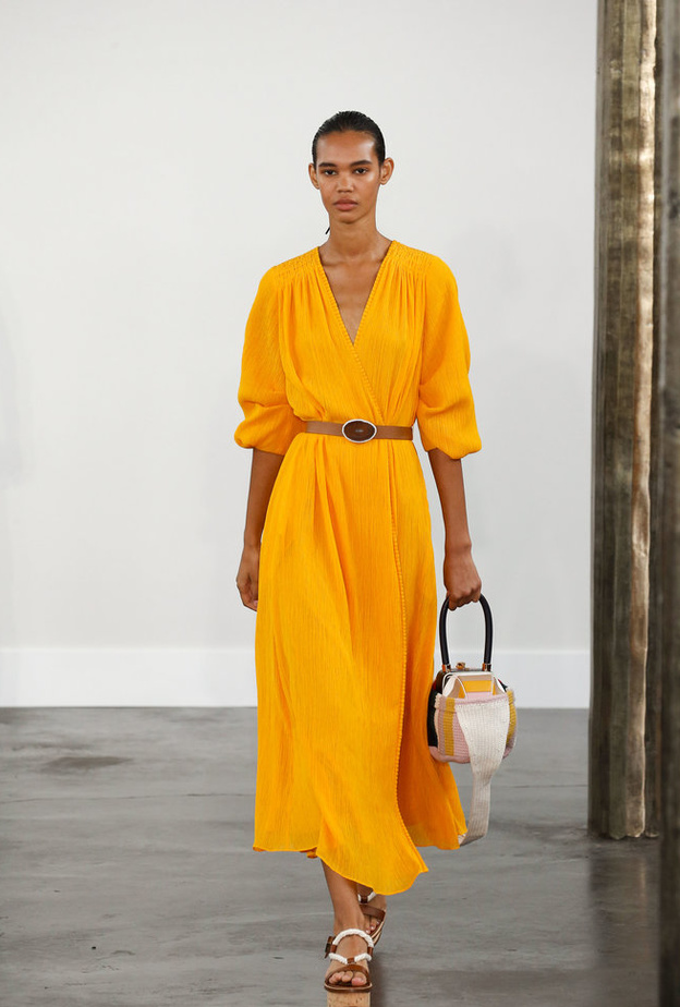  فساتين واسعة ومحتشمة باللون المرجاني لاطلالات رمضان 2020 من Gabriela Hearst