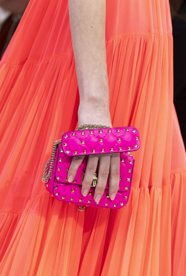 افكار لتنسيق الحقائب الملونة بدرجات صارخة باللون الفوشيا مع التصاميم المرجانية في صيف 2020 من Valentino