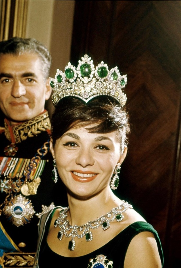 الامبراطورة فرح ديبا متألقة بتاج The Seven Emerald Tiara