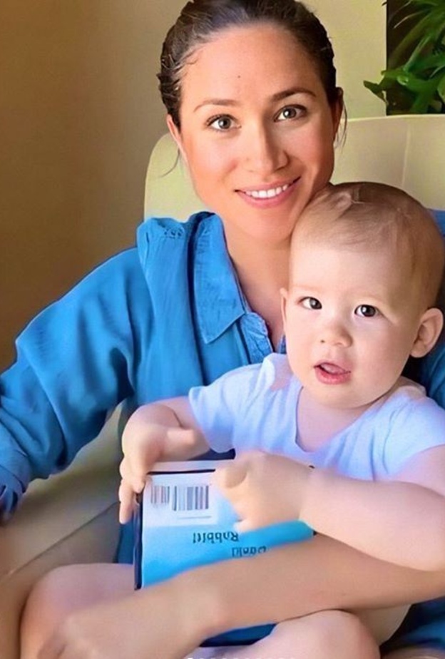  أطلّت في الصور بقميص دينيم واسع باللون الأزرق بأكمام طويلة