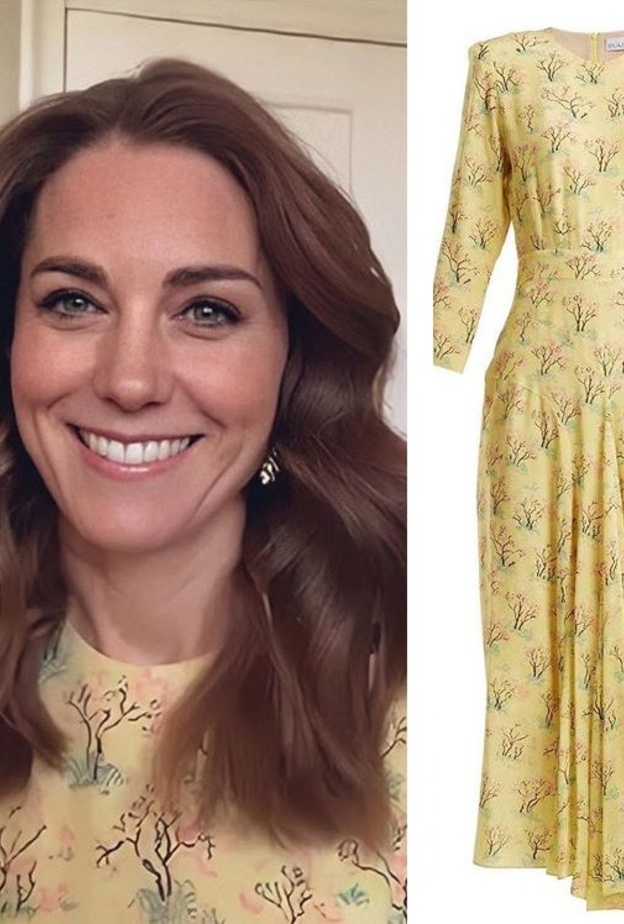 تميّز الفستان بلونه الأصفر الباستيل مع رسمات الأشجار