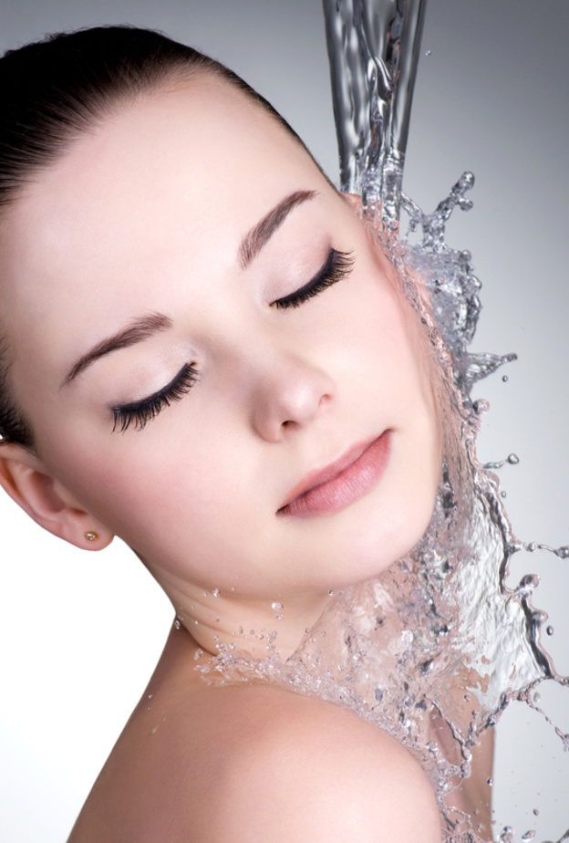 استخدام الماء الفاتر ثم البارد للعناية بالبشرة والشعر في فصل الصيف