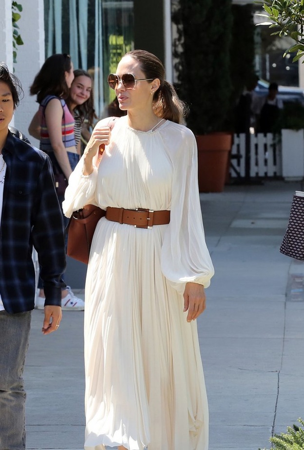  موديلات فساتين واسعة وبيضاء لرمضان 2020 من اطلالات أنجلينا جولي