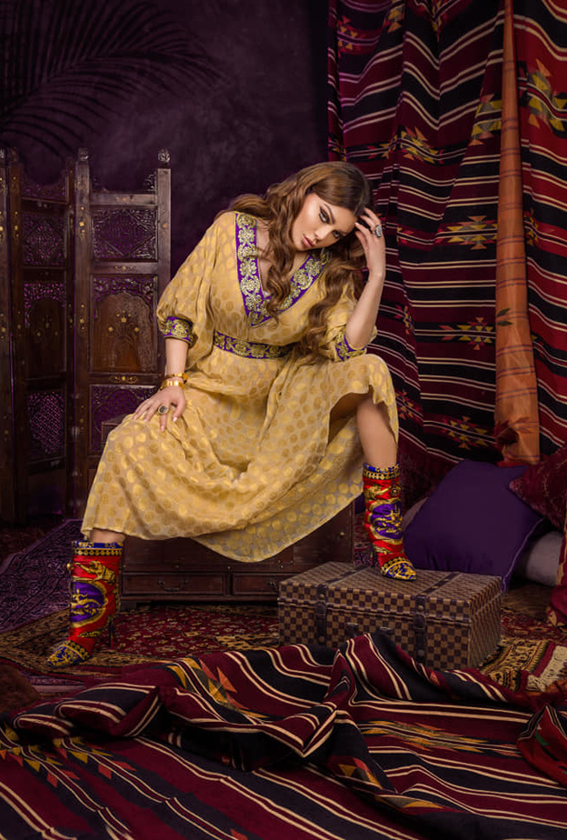  تألقت هيفا بقفطان من تصميم أورور عز الدين تميّز بنقشة الورود باللون الذهبي