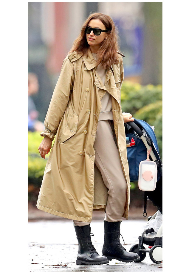 الجميلة IRINA SHAYK بتصاميم كاجوال باللون البيج الفاتح مع المعطف الطويل والفضفاض