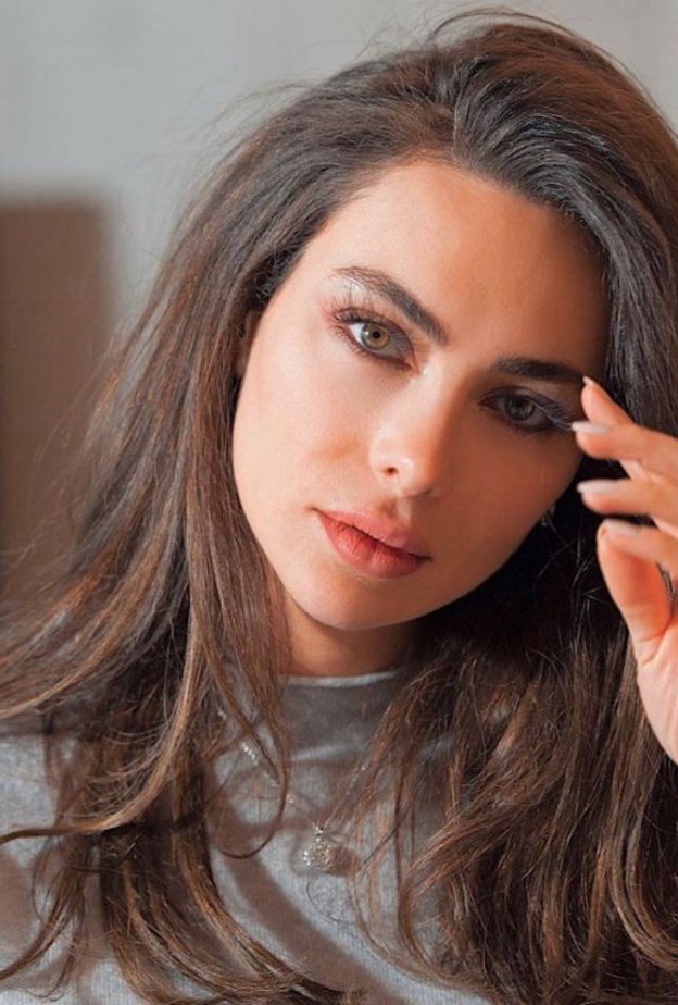 تسريحات شعر مالسة وبسيطة مستوحاة من اطلالات ستيفاني صليبا بطلة مسلسل الساحر