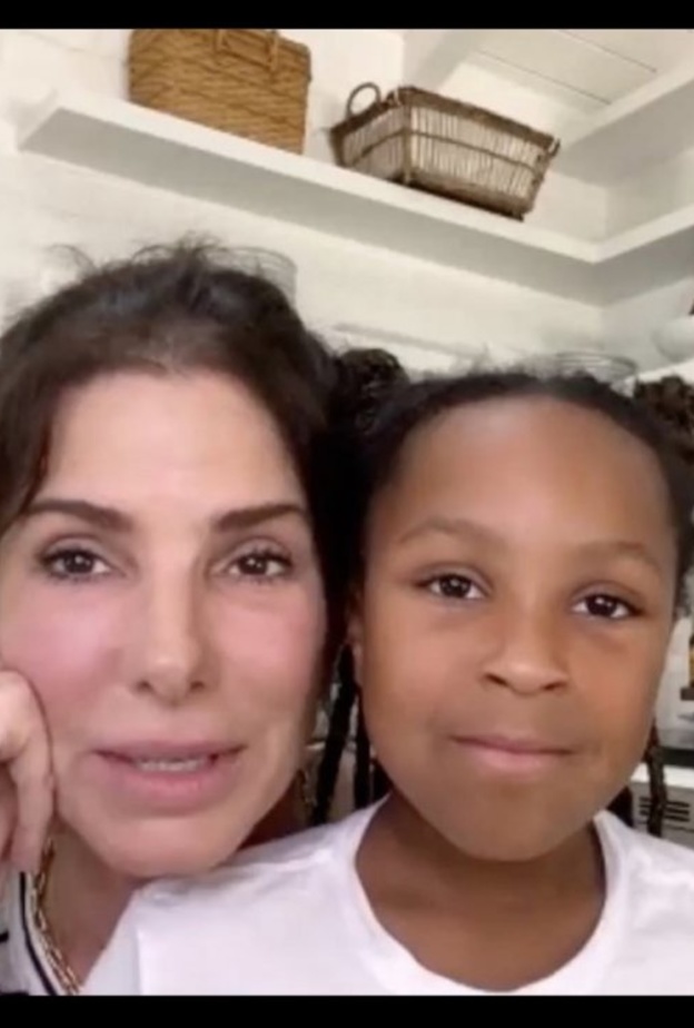 ساندرا بولوك تظهر خلال الحجر الصحي مع ابنتها لايا