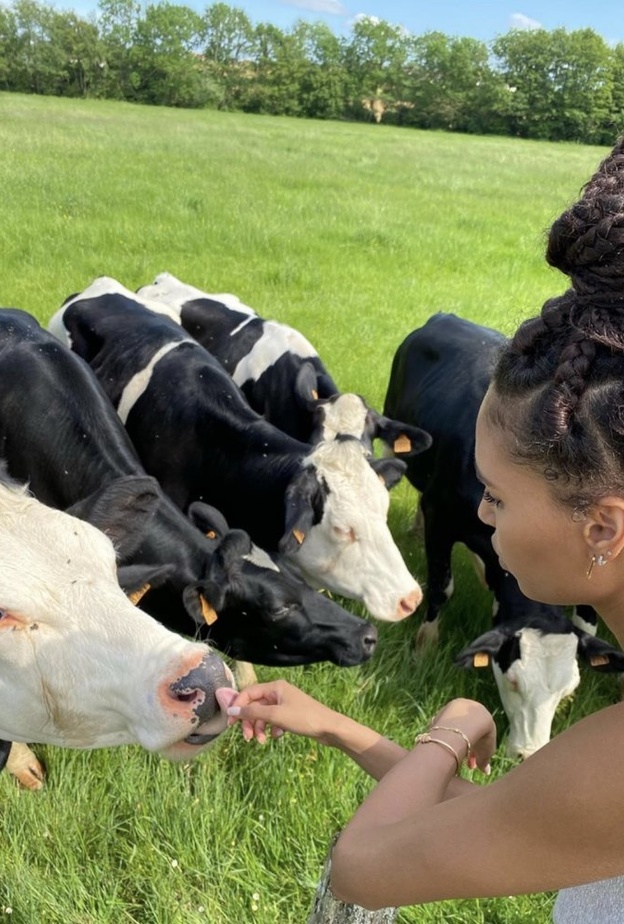 سيندي برونا تعزز نشاطها وحبها للطبيعة خلال الحجر الصحي