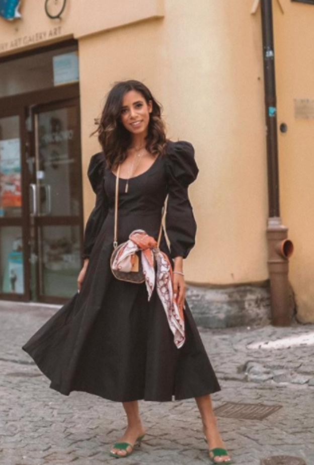 اطلالة ناعمة في فستان أسود نسقتها ناديا حسن