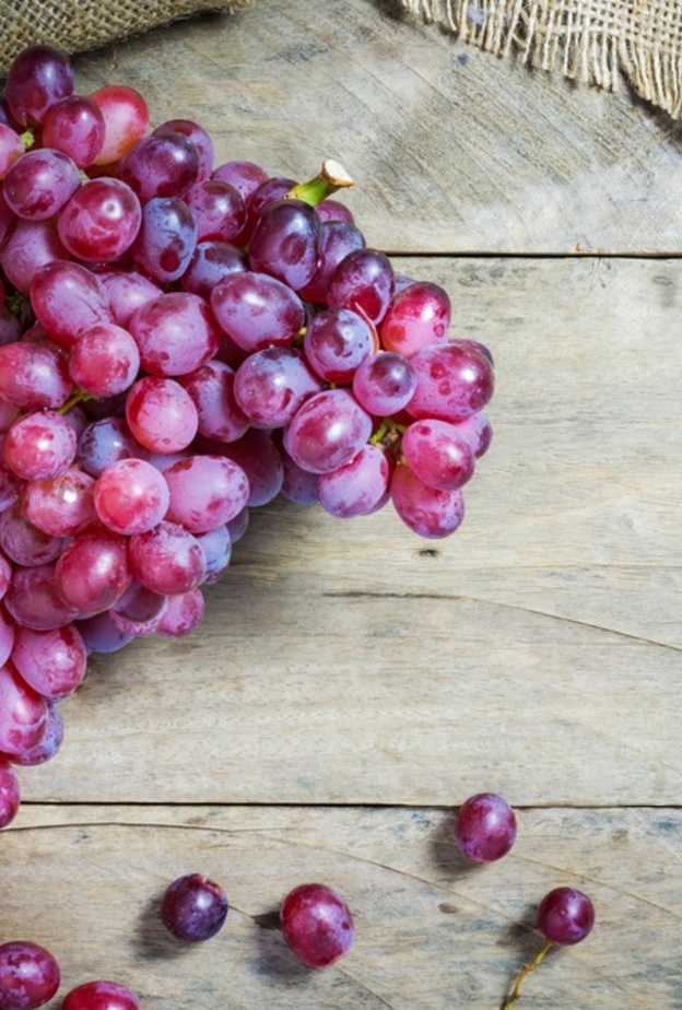 فوائد العنب على الريق