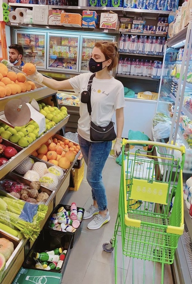 يارا ترتدي كمامة سوداء