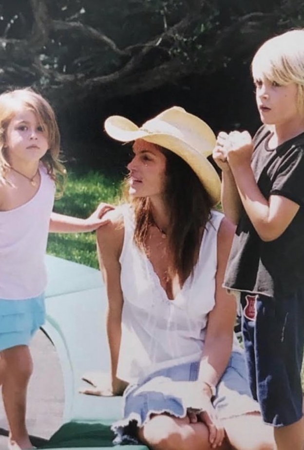 سيندي كروفورد بصورة لطيفة من الأرشيف مع ابنتها كايا وابنها بريسلي بمناسبة يوم الأم