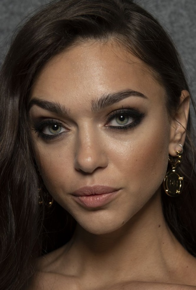 طريقة عمل مكياج عيون أسود شرقي ومات من دار Elisabetta Franchi