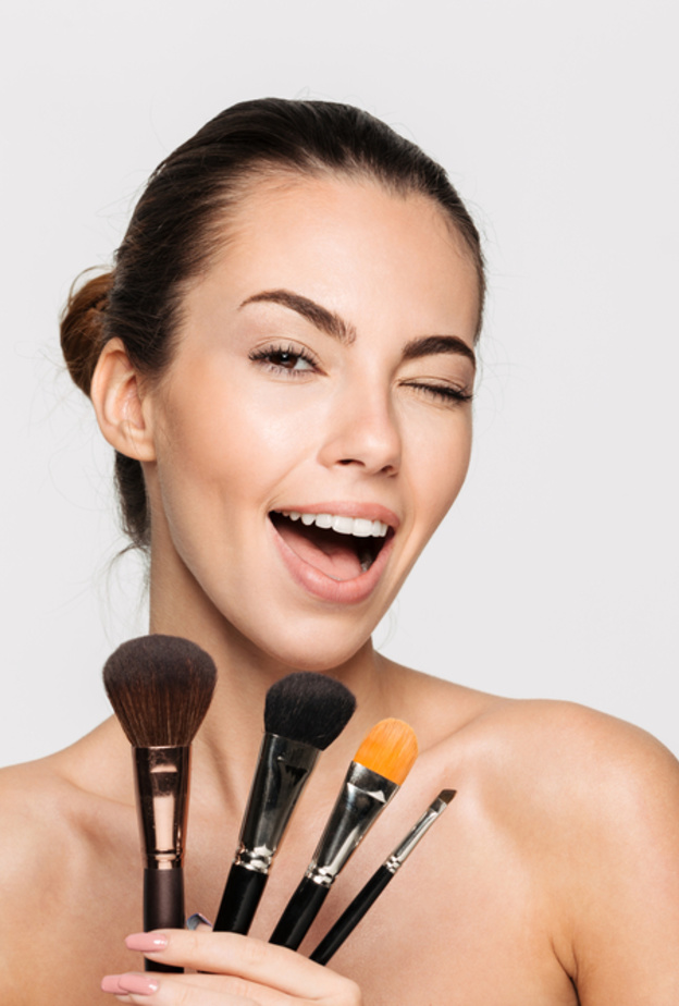 كيفية تنظيف فراشي المكياج خلال الحجر الصحي