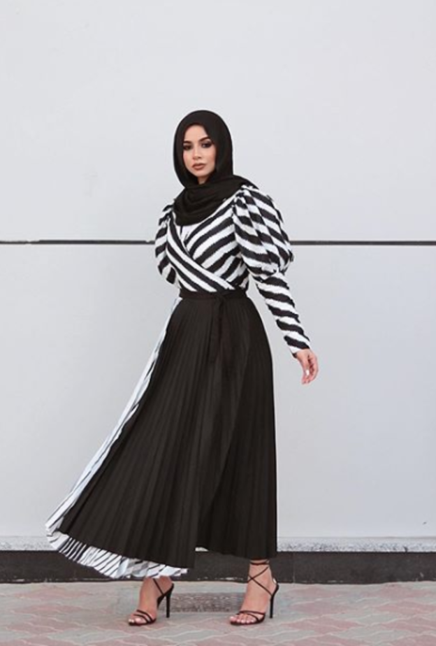 سهى في تنورة بليسه باللون الأسود