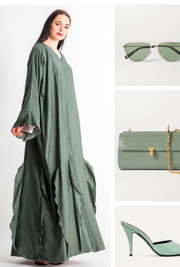 اطلالة راقية بلمسات عصرية بالاكسسوارات بعباية زرقاء من عفة الدباغ