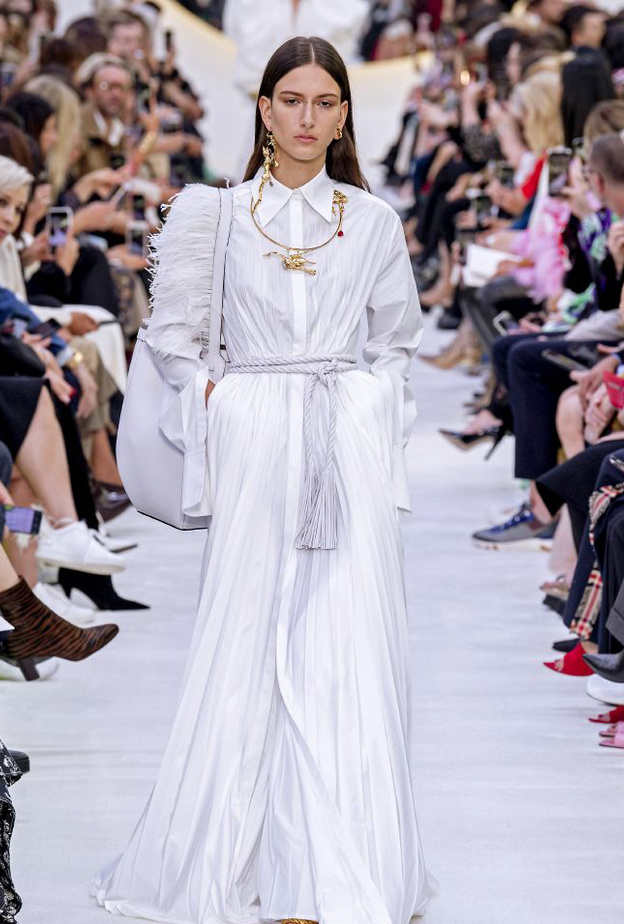 موديلات فساتين واسعة وبيضاء في رمضان 2020 من Valentino