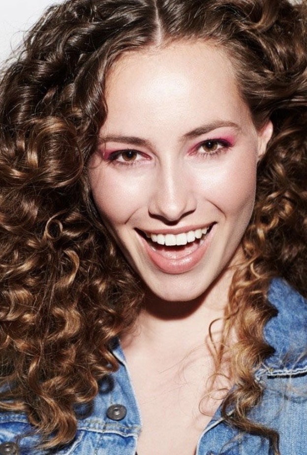 خلطات طبيعية للعناية بالشعر الكيرلي وترطيبه في فصل الصيف