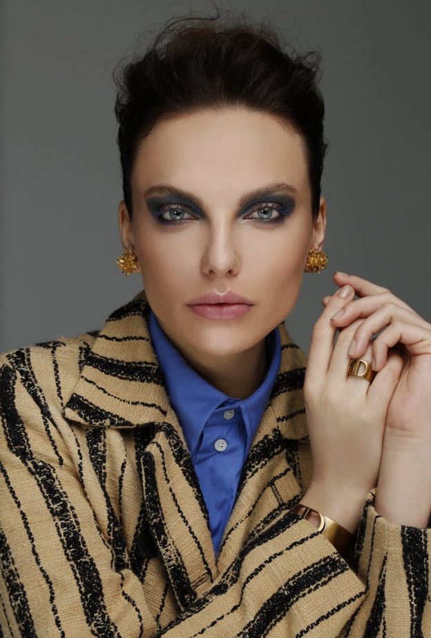 إطلالات جمالية جمعت بين مرح الصيف وجاذبيته في جلسة تصويرية خاصة بـ "هي" وDior