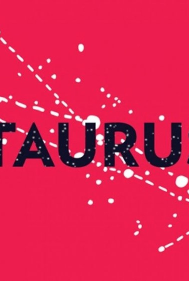 يجاملكِ بلطف ويثني على إطلالتك ومظهرك وجمالك