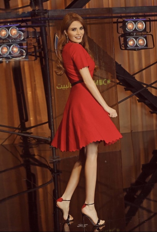 إطلالة أنثوية اختارتها سيرين عبد النور في برنامجها الرمضاني