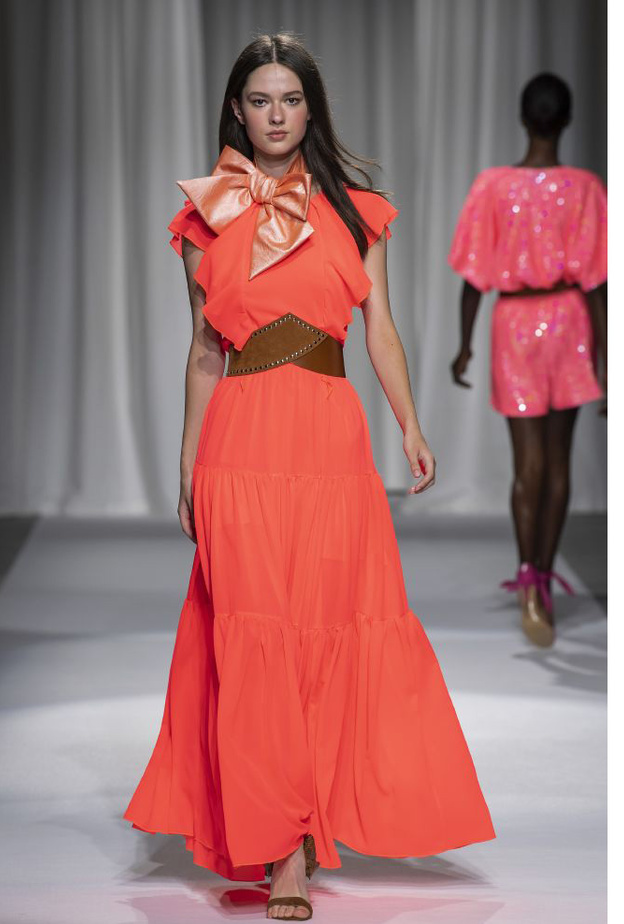 اطلالات صيفية مرحة باللون المرجاني لرمضان 2020 من Aniye By