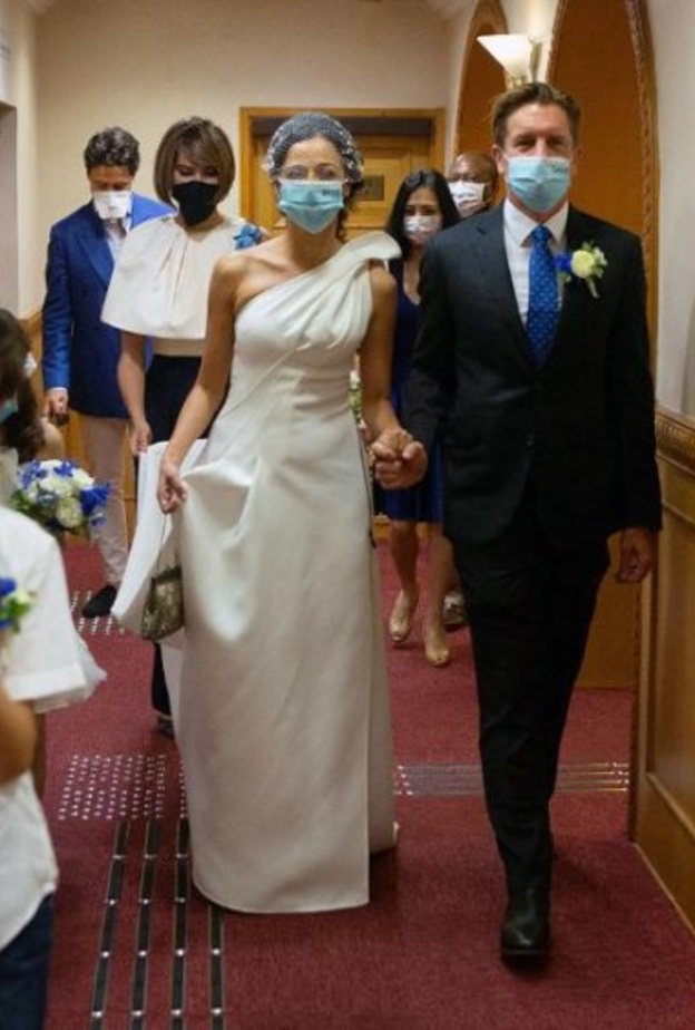 حفل زفاف في ظل جائحة كورونا ، عقد قران العروسين بحضور 8 اشخاص