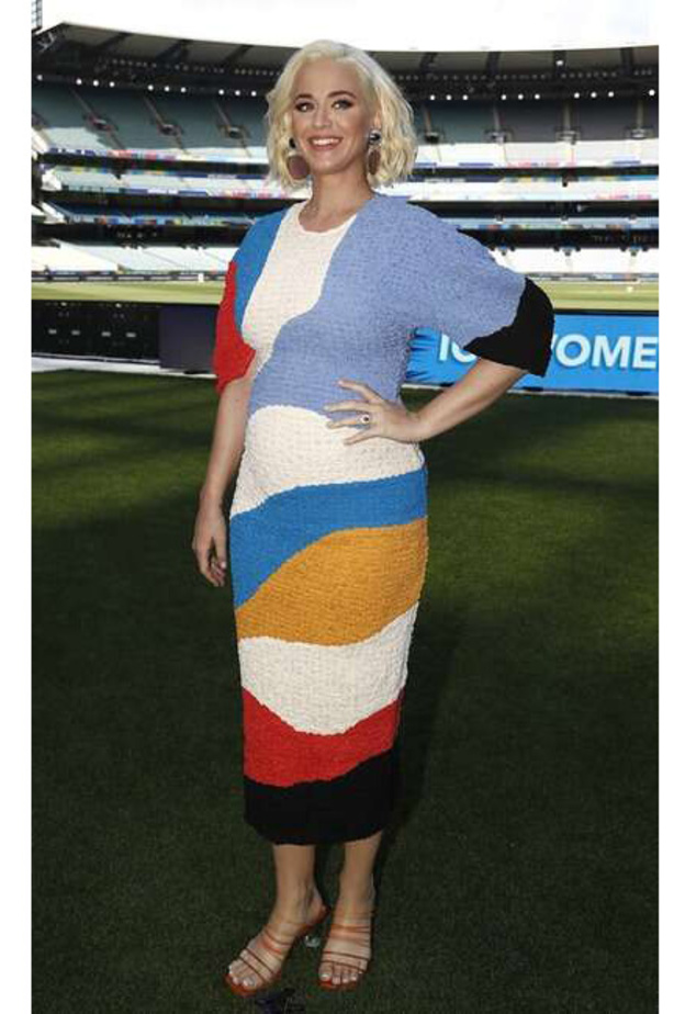 أنيقة بفستان ميدي من مجموعة Mara Hoffman